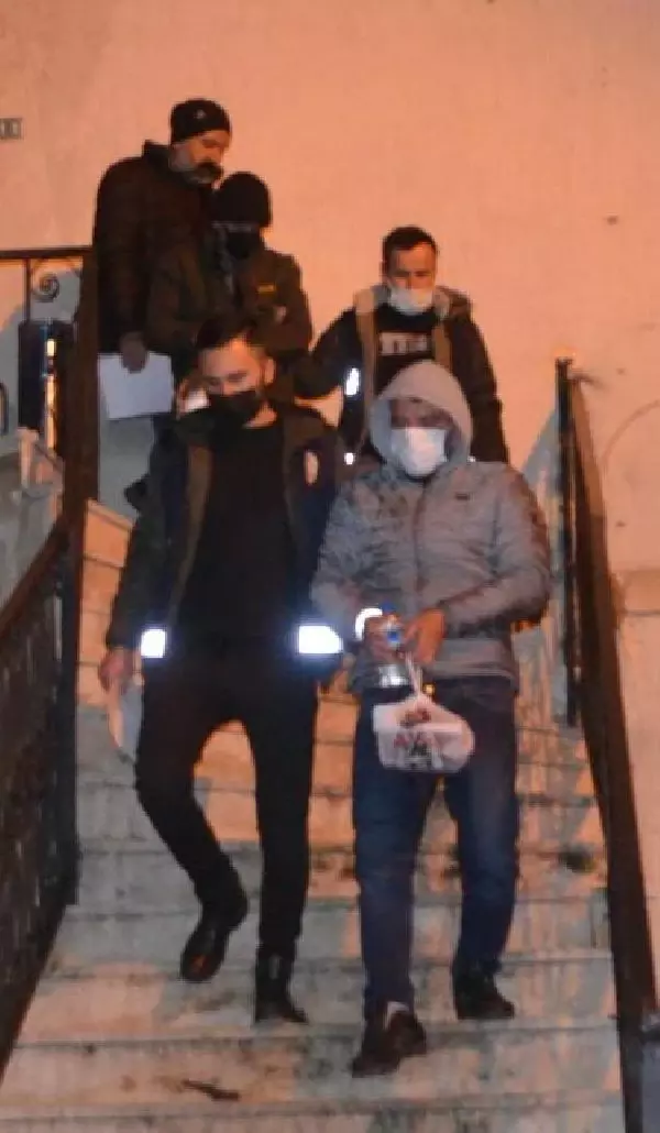 Son Dakika | Manisa'da bir otele fuhuş operasyonunda gözaltına alınan 5 şüpheliden 2'sine tutuklama Son Dakika | Manisa'da bir otele fuhuş operasyonunda gözaltına alınan 5 şüpheliden 2'sine tutuklama