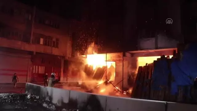 Son dakika haberi... Mobilya atölyesinde çıkan yangın hasara neden oldu Son dakika haberi... Mobilya atölyesinde çıkan yangın hasara neden oldu