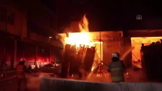 Son dakika haberi... Mobilya atölyesinde çıkan yangın hasara neden oldu Son dakika haberi... Mobilya atölyesinde çıkan yangın hasara neden oldu