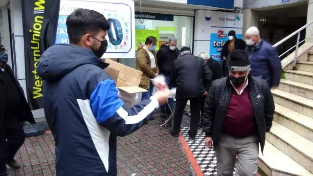Muhsin Yazıcıoğlu anısına lokum dağıtıldı