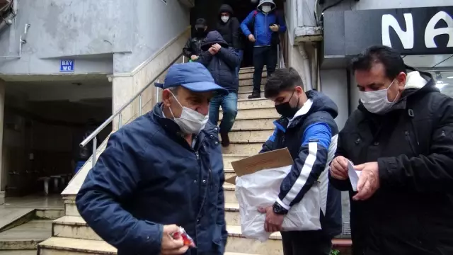 Muhsin Yazıcıoğlu anısına lokum dağıtıldı