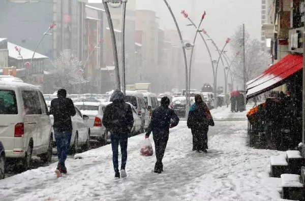 Muş'ta kar yağışı; 88 köy yolu kapandı Muş'ta kar yağışı; 88 köy yolu kapandı