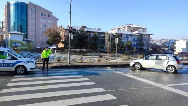 Son dakika: Çorum'da çocuğunu askere götüren baba kaza yaptı, 2 yaralı Son dakika: Çorum'da çocuğunu askere götüren baba kaza yaptı, 2 yaralı