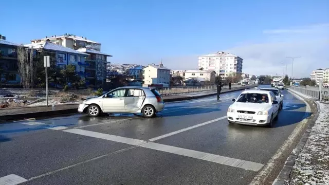 Son dakika: Çorum'da çocuğunu askere götüren baba kaza yaptı, 2 yaralı Son dakika: Çorum'da çocuğunu askere götüren baba kaza yaptı, 2 yaralı