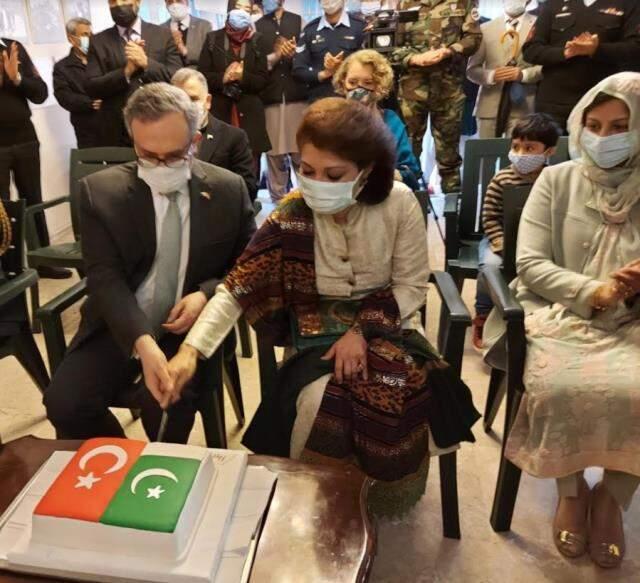 Pakistan Milli Günü Türkiye'de kutlandı! Ankara'nın en yüksek kulesi 'Atakule' ışıklandırıldı Pakistan Milli Günü Türkiye'de kutlandı! Ankara'nın en yüksek kulesi 'Atakule' ışıklandırıldı