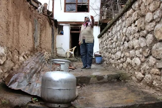 Saliha Nine hırsızları yakalattı, mahalleyi yanmaktan kurtardı Saliha Nine hırsızları yakalattı, mahalleyi yanmaktan kurtardı
