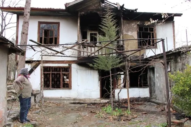 Saliha Nine hırsızları yakalattı, mahalleyi yanmaktan kurtardı Saliha Nine hırsızları yakalattı, mahalleyi yanmaktan kurtardı
