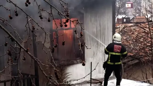 Saliha Nine hırsızları yakalattı, mahalleyi yanmaktan kurtardı Saliha Nine hırsızları yakalattı, mahalleyi yanmaktan kurtardı