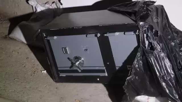 Sokakta çelik kasa bulundu Sokakta çelik kasa bulundu