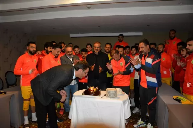 Sporculardan Başkan İşlek'e Doğum Günü Sürprizi Sporculardan Başkan İşlek'e Doğum Günü Sürprizi