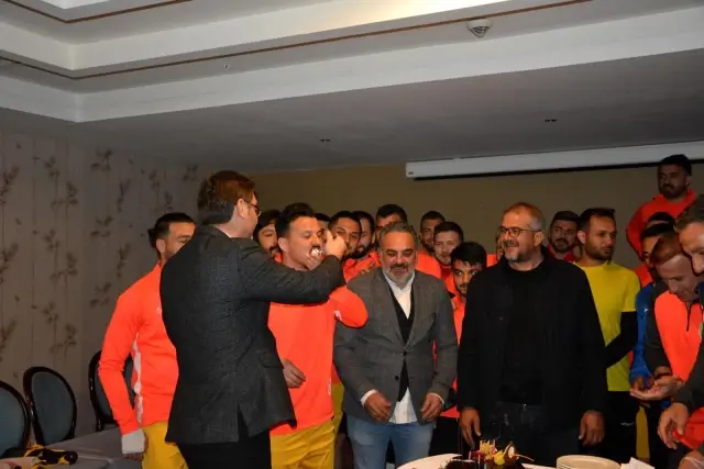 Sporculardan Başkan İşlek'e Doğum Günü Sürprizi Sporculardan Başkan İşlek'e Doğum Günü Sürprizi