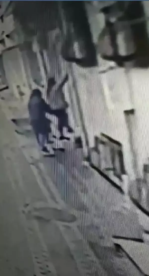 SULTANGAZİ'DE AYNI GÜN İKİ EVDEN HIRSIZLIK YAPAN 3 KADIN ŞÜPHELİ KAMERADA SULTANGAZİ'DE AYNI GÜN İKİ EVDEN HIRSIZLIK YAPAN 3 KADIN ŞÜPHELİ KAMERADA
