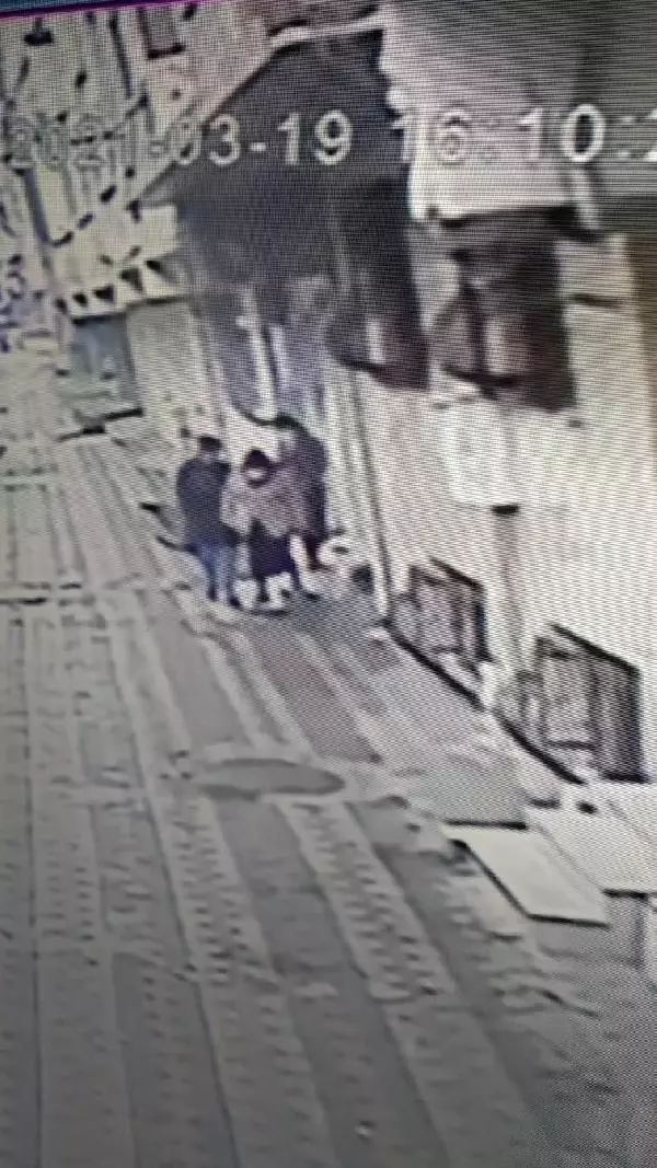 SULTANGAZİ'DE AYNI GÜN İKİ EVDEN HIRSIZLIK YAPAN 3 KADIN ŞÜPHELİ KAMERADA SULTANGAZİ'DE AYNI GÜN İKİ EVDEN HIRSIZLIK YAPAN 3 KADIN ŞÜPHELİ KAMERADA
