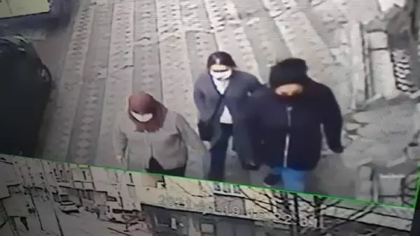 SULTANGAZİ'DE AYNI GÜN İKİ EVDEN HIRSIZLIK YAPAN 3 KADIN ŞÜPHELİ KAMERADA SULTANGAZİ'DE AYNI GÜN İKİ EVDEN HIRSIZLIK YAPAN 3 KADIN ŞÜPHELİ KAMERADA