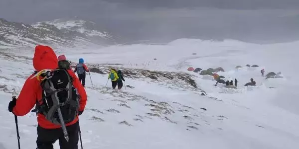 Süphan'a zirve tırmanışında tipiye yakalanan dağcılar, buz adama döndü