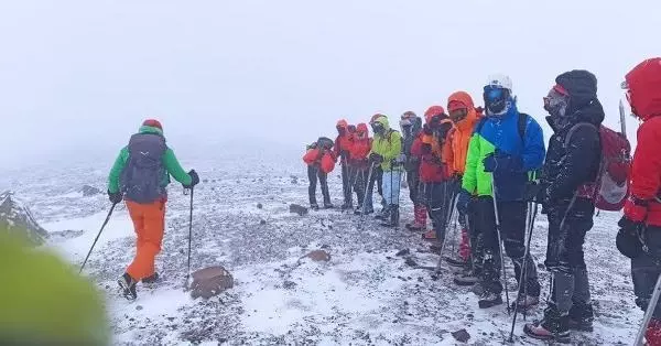 Süphan'a zirve tırmanışında tipiye yakalanan dağcılar, buz adama döndü