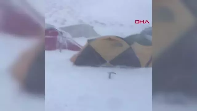 Süphan'a zirve tırmanışında tipiye yakalanan dağcılar, buz adama döndü Süphan'a zirve tırmanışında tipiye yakalanan dağcılar, buz adama döndü