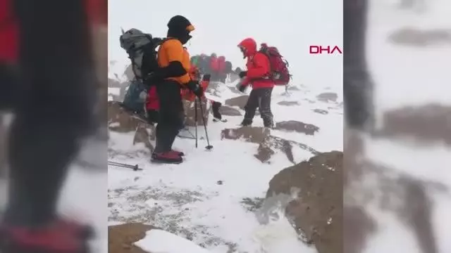 Süphan'a zirve tırmanışında tipiye yakalanan dağcılar, buz adama döndü Süphan'a zirve tırmanışında tipiye yakalanan dağcılar, buz adama döndü