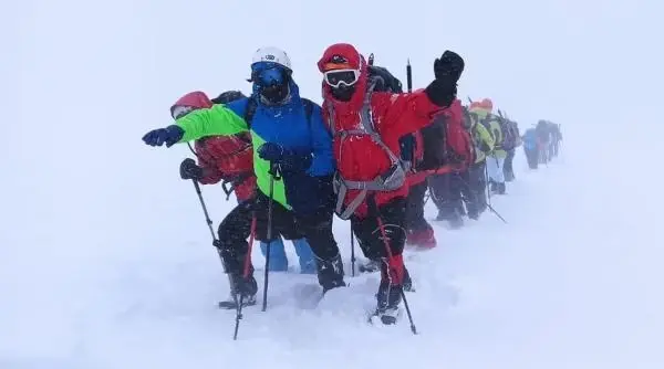 Süphan'a zirve tırmanışında tipiye yakalanan dağcılar, buz adama döndü