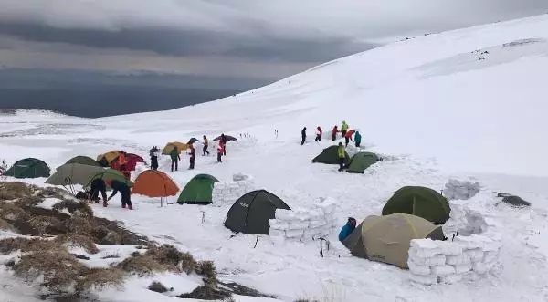 Süphan'a zirve tırmanışında tipiye yakalanan dağcılar, buz adama döndü