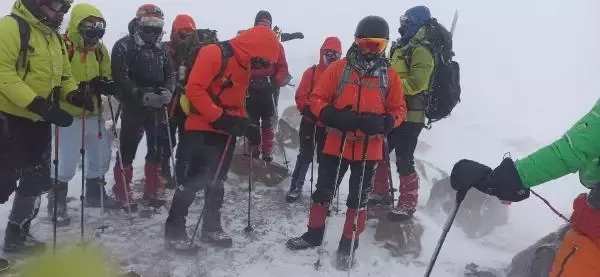 Süphan'a zirve tırmanışında tipiye yakalanan dağcılar, buz adama döndü