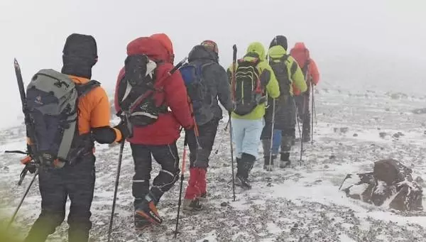 Süphan'a zirve tırmanışında tipiye yakalanan dağcılar, buz adama döndü