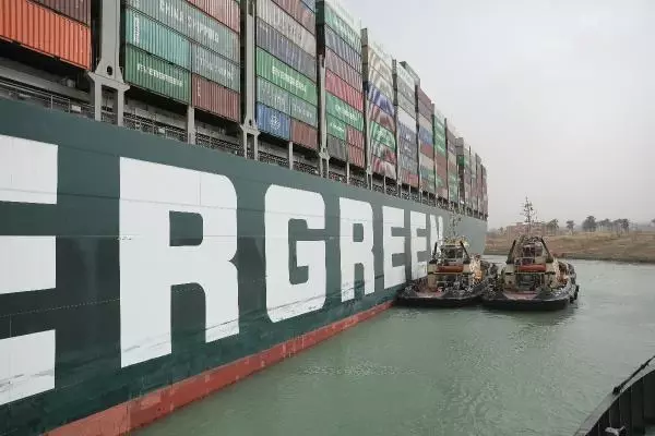 Son dakika haberi: Süveyş Kanalı'nda sıkışan gemi ile ilgili kritik açıklama: Geminin yükü dengesizce boşaltılırsa ikiye bölünebilir