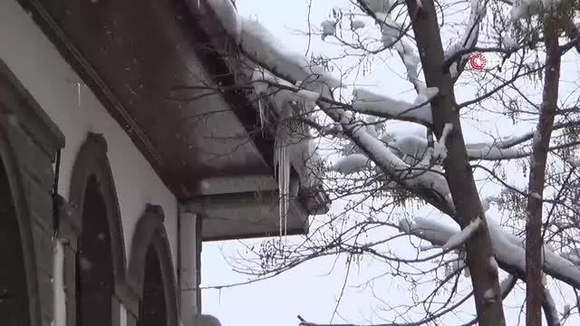 Temizlenmeyen buz sarkıtları tehlike saçıyor Temizlenmeyen buz sarkıtları tehlike saçıyor