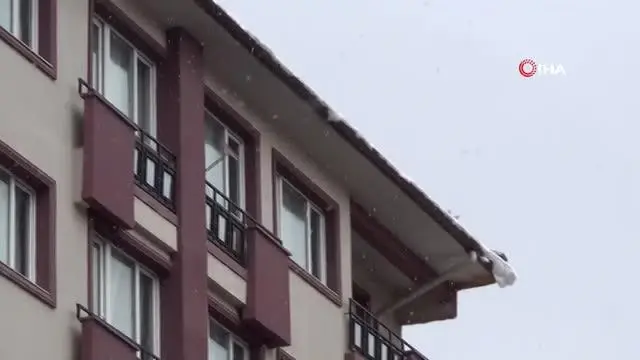 Temizlenmeyen buz sarkıtları tehlike saçıyor Temizlenmeyen buz sarkıtları tehlike saçıyor