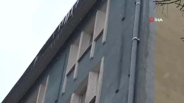 Temizlenmeyen buz sarkıtları tehlike saçıyor Temizlenmeyen buz sarkıtları tehlike saçıyor