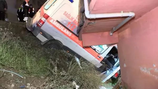 Hasta taşıyan ambulans kaza yaptı Hasta taşıyan ambulans kaza yaptı