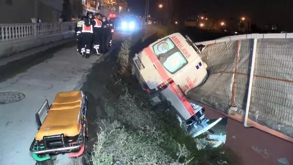 Hasta taşıyan ambulans kaza yaptı Hasta taşıyan ambulans kaza yaptı