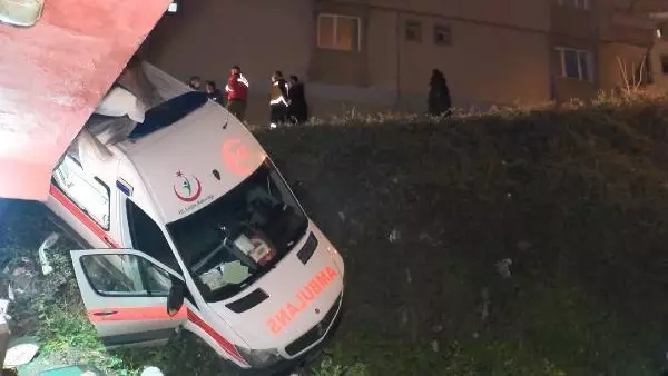 Hasta taşıyan ambulans kaza yaptı Hasta taşıyan ambulans kaza yaptı