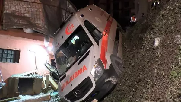 Hasta taşıyan ambulans kaza yaptı Hasta taşıyan ambulans kaza yaptı