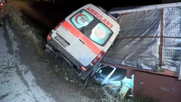 Hasta taşıyan ambulans kaza yaptı Hasta taşıyan ambulans kaza yaptı