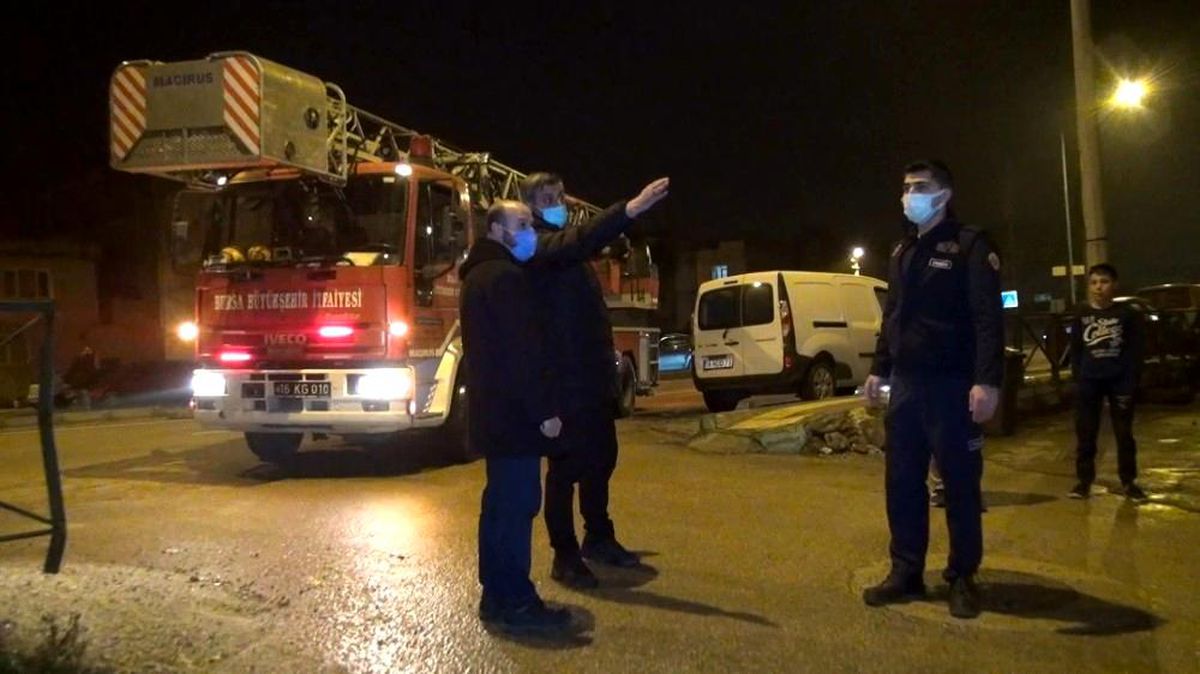 Son dakika 3. sayfa: Unutkan vatandaş evine itfaiye merdiveni ile girdi