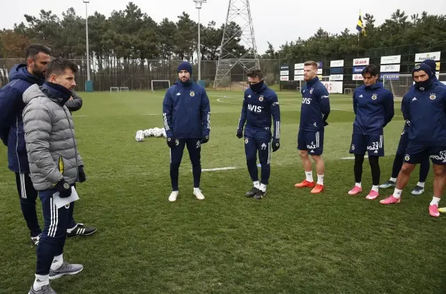 Fenerbahçe'de yeni dönem! Emre Belözoğlu eşofmanları giydi, ilk taktikleri verdi! Fenerbahçe'de yeni dönem! Emre Belözoğlu eşofmanları giydi, ilk taktikleri verdi!