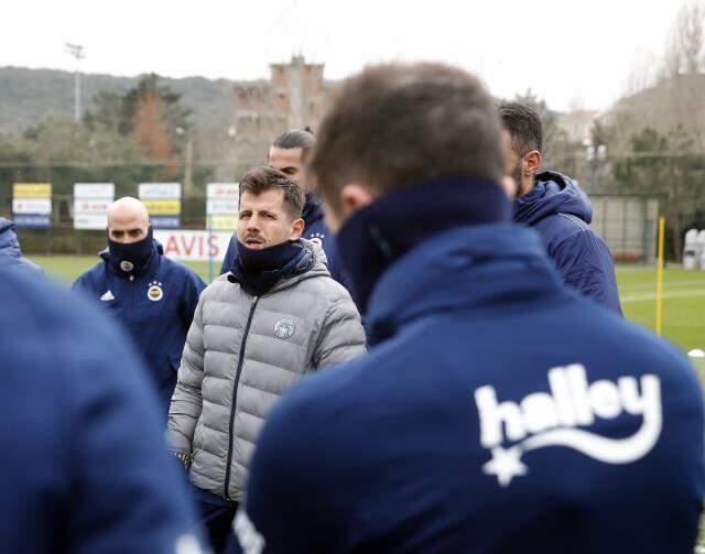 Ve Emre Belözoğlu eşofmanları giydi Ve Emre Belözoğlu eşofmanları giydi