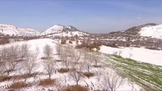 'Yanık Ülke' adıyla da bilinen Kula-Salihli UNESCO Global Jeoparkı beyaz örtüyle kaplandı