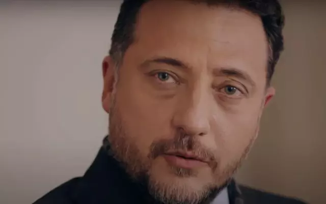 Yiğit Özşener kimdir? Kırmızı Oda Zafer Bey'i canlandıran Yiğit Özşener kimdir? Yiğit Özşener kimdir? Kırmızı Oda Zafer Bey'i canlandıran Yiğit Özşener kimdir?