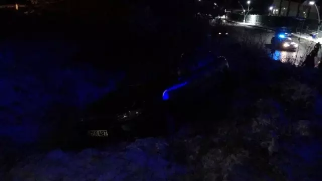 Yoldan çıkan araçtan burnu bile kanamadan kurtuldu Yoldan çıkan araçtan burnu bile kanamadan kurtuldu