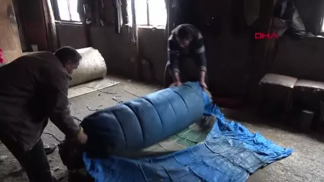 İki kardeş, atalarından öğrendiği keçeciliği sürdürüyor İki kardeş, atalarından öğrendiği keçeciliği sürdürüyor