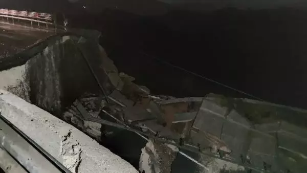 Düzce D- 655'te heyelan; büyük çapta çökme oluşan yol trafiğe kapatıldı Düzce D- 655'te heyelan; büyük çapta çökme oluşan yol trafiğe kapatıldı