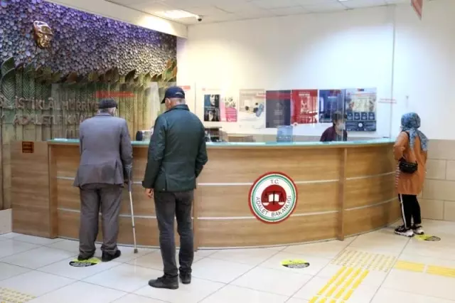 Adliyelerdeki ön büro ve danışma masaları sayesinde işlem süreleri kısaldı, fiziki temas azaldı Adliyelerdeki ön büro ve danışma masaları sayesinde işlem süreleri kısaldı, fiziki temas azaldı