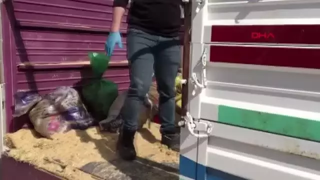 AĞRI Saman çuvallarının altından 358 kilo eroin, 21 kilo metamfetamin ve 2 kilo Afyon sakızı çıktı AĞRI Saman çuvallarının altından 358 kilo eroin, 21 kilo metamfetamin ve 2 kilo Afyon sakızı çıktı