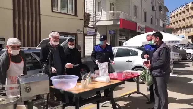 Akseki Belediye Başkanı Özkan, lokma dağıttı Akseki Belediye Başkanı Özkan, lokma dağıttı