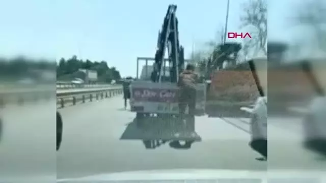 ANTALYA Patenli gençlerin tehlikeli yolculuğu kamerada ANTALYA Patenli gençlerin tehlikeli yolculuğu kamerada