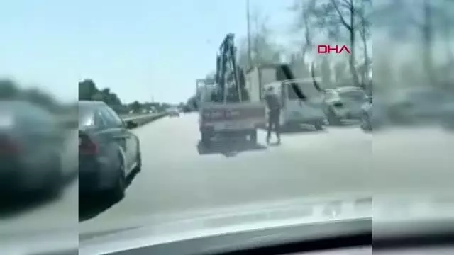 ANTALYA Patenli gençlerin tehlikeli yolculuğu kamerada ANTALYA Patenli gençlerin tehlikeli yolculuğu kamerada