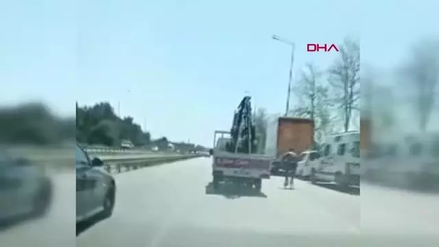 ANTALYA Patenli gençlerin tehlikeli yolculuğu kamerada ANTALYA Patenli gençlerin tehlikeli yolculuğu kamerada