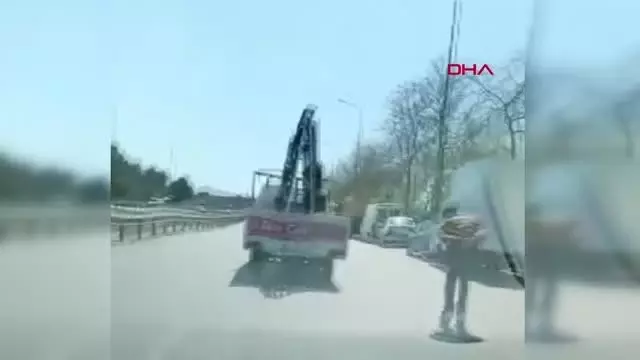 ANTALYA Patenli gençlerin tehlikeli yolculuğu kamerada ANTALYA Patenli gençlerin tehlikeli yolculuğu kamerada